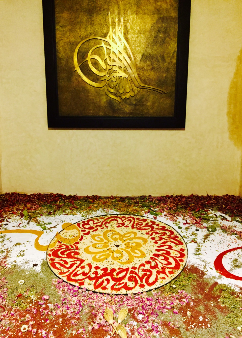 Tapis épicée: Œuvre réalisée à l'aide des épices par l'artiste mohamed Boustane Tapis épicée: Œuvre réalisée à l'aide des épices par l'artiste mohamed Boustane