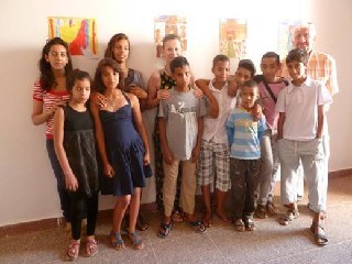 Le groupe d'enfants ayant suivis les ateliers de dessins et de peinture, devant leurs oeuvres exposés au musée jusqu'au 30 septembre, accompagnés de leurs professeurs François et Claudine Colle.