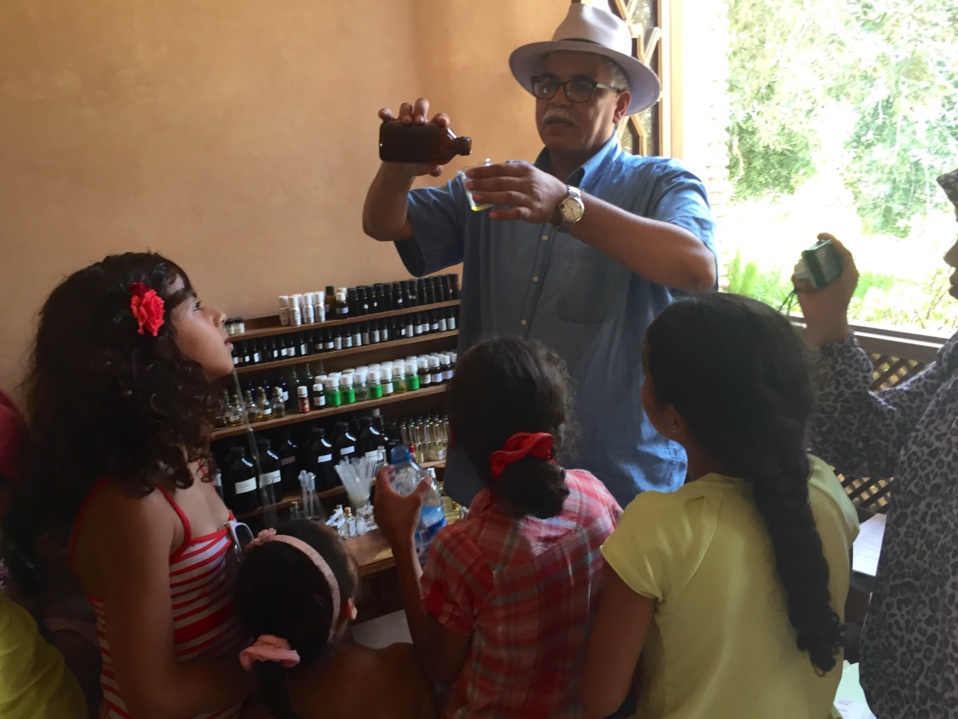 Essaouira : Les petits-apprentis parfumeurs Essaouira : Les petits-apprentis parfumeurs